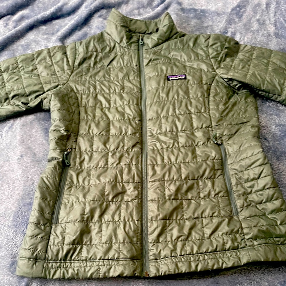 Women’s Patagonia nano puff jacket. Women's L.